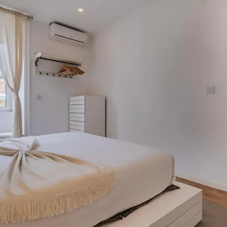 Apartamento Campo De Ourique Charm By Lovelystay